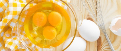 Este posibil să beți ouăle crude beneficiul și răul de la mâncare, pericolul pentru organism