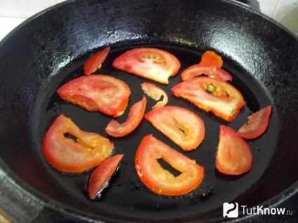 Omlett paradicsommal, squash kaviár és sajt recept lépésről lépésre