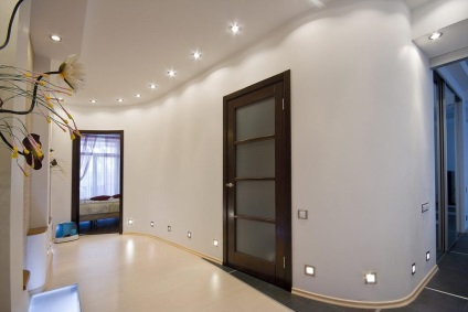 Iluminarea în fotografia de pe hol pe coridorul apartamentului, iluminarea podelei, la ce înălțime să atârne bobina, lampa în