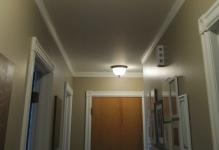 Iluminarea în fotografia de pe hol pe coridorul apartamentului, iluminarea podelei, la ce înălțime să atârne bobina, lampa în