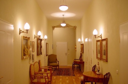 Iluminarea în fotografia de pe hol pe coridorul apartamentului, iluminarea podelei, la ce înălțime să atârne bobina, lampa în