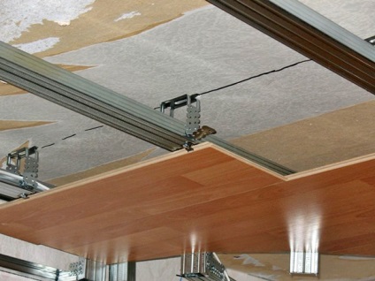 Finisarea podelei cu laminat și carcasa ușii de intrare, tavanului, instrucțiuni de instalare a video-loggiei, foto