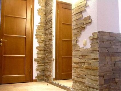 Decorarea deschiderii ușii cu dale, piatră decorativă, laminat