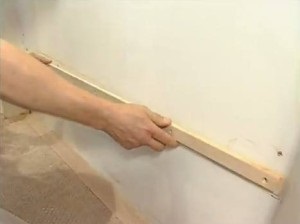 Decorarea pereților cu țesături folosind clei și șipci din lemn