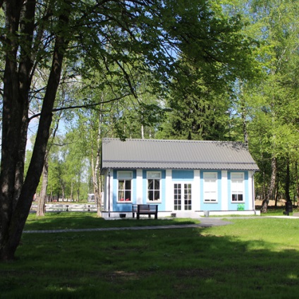 Pavilion cu terasă și studio pentru cursuri de masterat