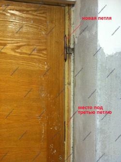 Întinzând ușa de intrare din lemn cu noul dermantinom