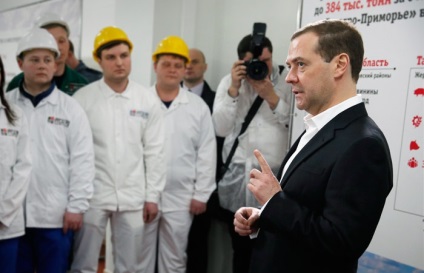 Miért Medvegyev és ő vezeti - a hatalmon lévő párt - nem szolgálnak fel ömlesztve udvar politikáját