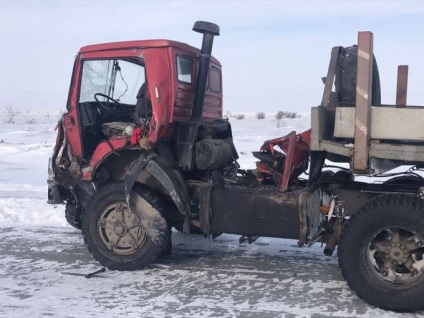 Egy rendőrautó vette a nehezét KAMAZ, megtakarítás busz gyerekekkel