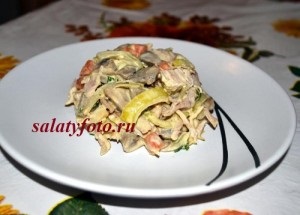 Ünnepi saláta gránátalma, csirke, szilva és gomba, egy recept egy fotó