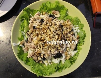 Ünnepi saláta gránátalma, csirke, szilva és gomba, egy recept egy fotó
