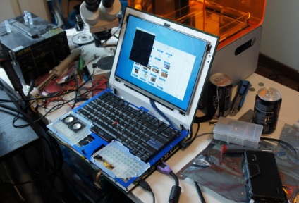 Project kilenced - laptop kezével (a projekt kilenced) Project kilenced - laptop kezével
