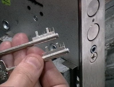 Repararea încuietorilor în soluții de ușă metalică, ghidare ușă