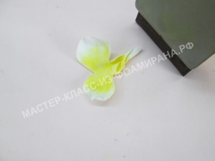 Eraser din clasa maestru Foamiran - trei flori pe o banda elastica, o clasa de maestru de la Foamiran