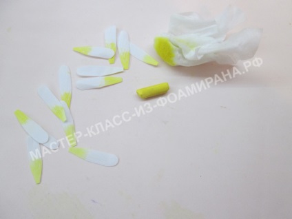 Eraser din clasa maestru Foamiran - trei flori pe o banda elastica, o clasa de maestru de la Foamiran