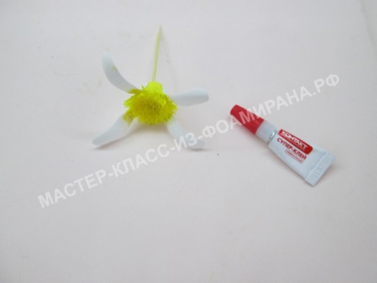 Eraser din clasa maestru Foamiran - trei flori pe o banda elastica, o clasa de maestru de la Foamiran