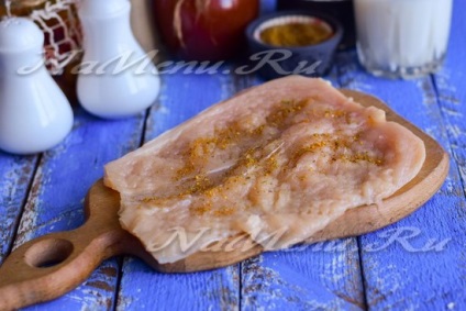 Tekercs csirke hagymával és sajttal egy serpenyőben, recept fotó