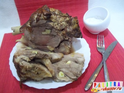 Roastă coaptă în cuptor cu usturoi (rețetă cu fotografie)
