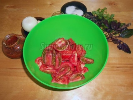 Salată cu roșii, ceapă și busuioc