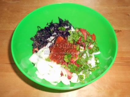 Salată cu roșii, ceapă și busuioc