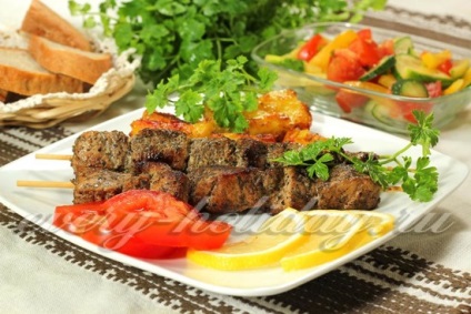 Shish kebab din carne de porc pe frigarui