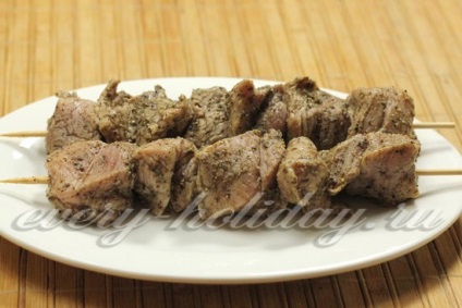 Shish kebab din carne de porc pe frigarui