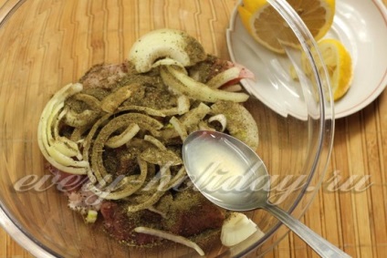 Shish kebab din carne de porc pe frigarui