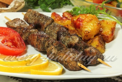 Shish kebab din carne de porc pe frigarui