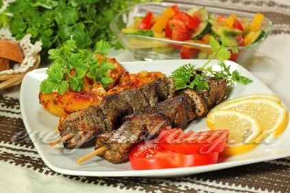 Shish kebab din carne de porc pe frigarui