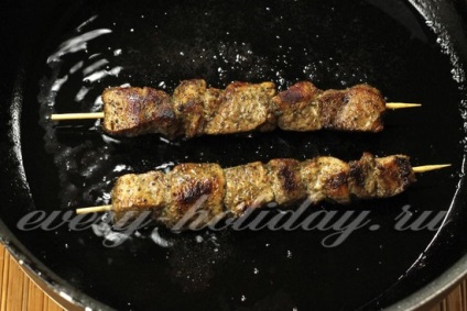 Shish kebab din carne de porc pe frigarui