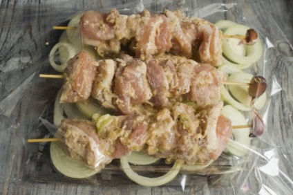 Spărtură de carne de porc pe o bibilică în cuptor