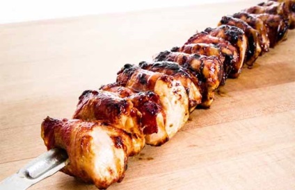 Shish kebab pe frigarui de pui sau carne de porc cu brânză