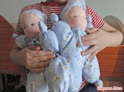 Cusim o păpușă cu un copil - jucării cu mâinile noastre - țara mamei