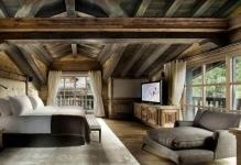 Hálószoba faház stílusú kialakítás és fotók, a belső a lakás kezével a tetőtérben