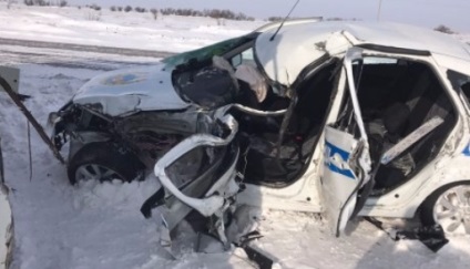 Mentése busz a gyerekekkel, egy rendőrautó vette a nehezét KAMAZ