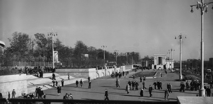 „Dinamo” stadion a fából készült padok óriásvetítôn