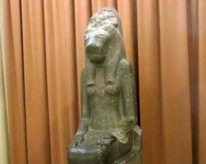 Statuia lui Pharaoh Amenemhet iii și alte exponate ale sălii egiptene a Schitului