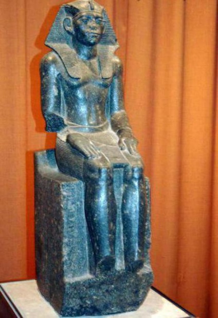 Statuia lui Pharaoh Amenemhet iii și alte exponate ale sălii egiptene a Schitului