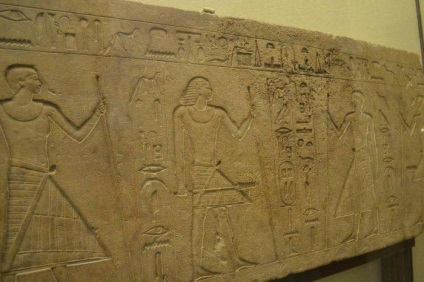 Statuia lui Pharaoh Amenemhet iii și alte exponate ale sălii egiptene a Schitului