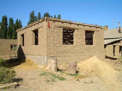 Construcția unei case adobe - caracteristici