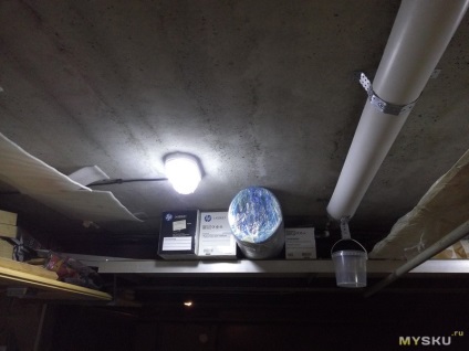 LED-es lámpa a garázsban kezével