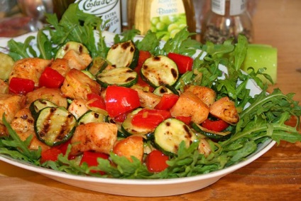 Salată caldă cu rețete de pui și arugula
