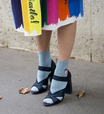 Trend подробно начините да се носят чорапи с обувки