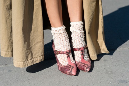 Trend подробно начините да се носят чорапи с обувки