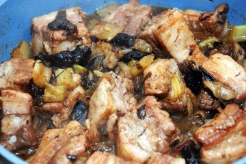 Coaste tocate - carne de porc cu prune și legume pentru cină