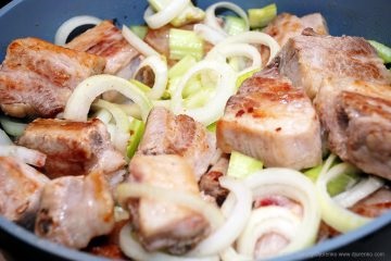 Párolt bordák - sertéshús szilva és zöldségeket vacsorára