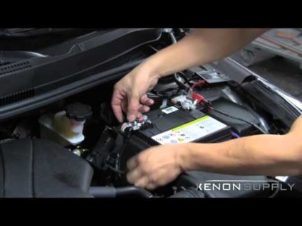 Instalarea xenonului pe accentul Hyundai pentru repararea unei mașini