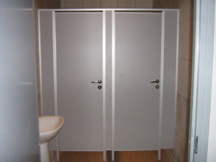 Instalare de usi sanitare pentru baie si toaleta