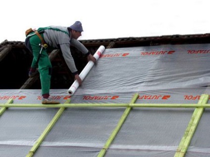 Alegerea unei impermeabilizări sub acoperișul plăcii ondulate este o sarcină ușoară