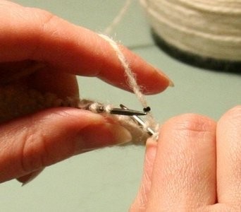 Kötés gyöngyökkel kötőtűvel és horgolással