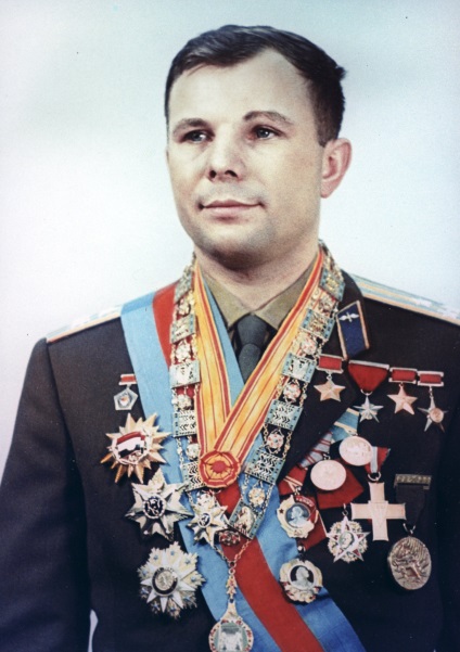 Jurij Gagarin egy mosollyal, hogy a csillagok
